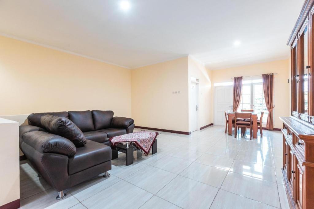 Aquina House Hotel Bogor Ngoại thất bức ảnh